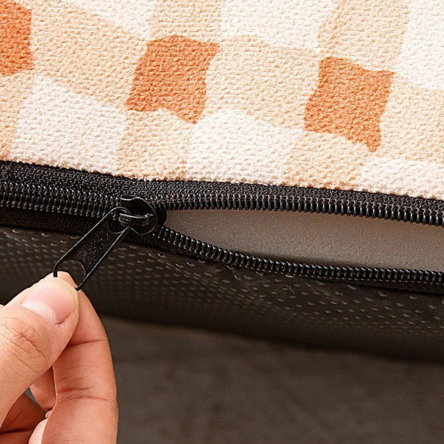 zachte honden trap zwarte reepje van een gedeeltelijk geopende oranje witte zak met stippenpatroon